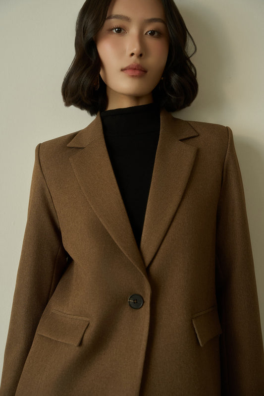 Áo jacket Momiji nâu ngọt ngào thiết kế xẻ sau phong cách