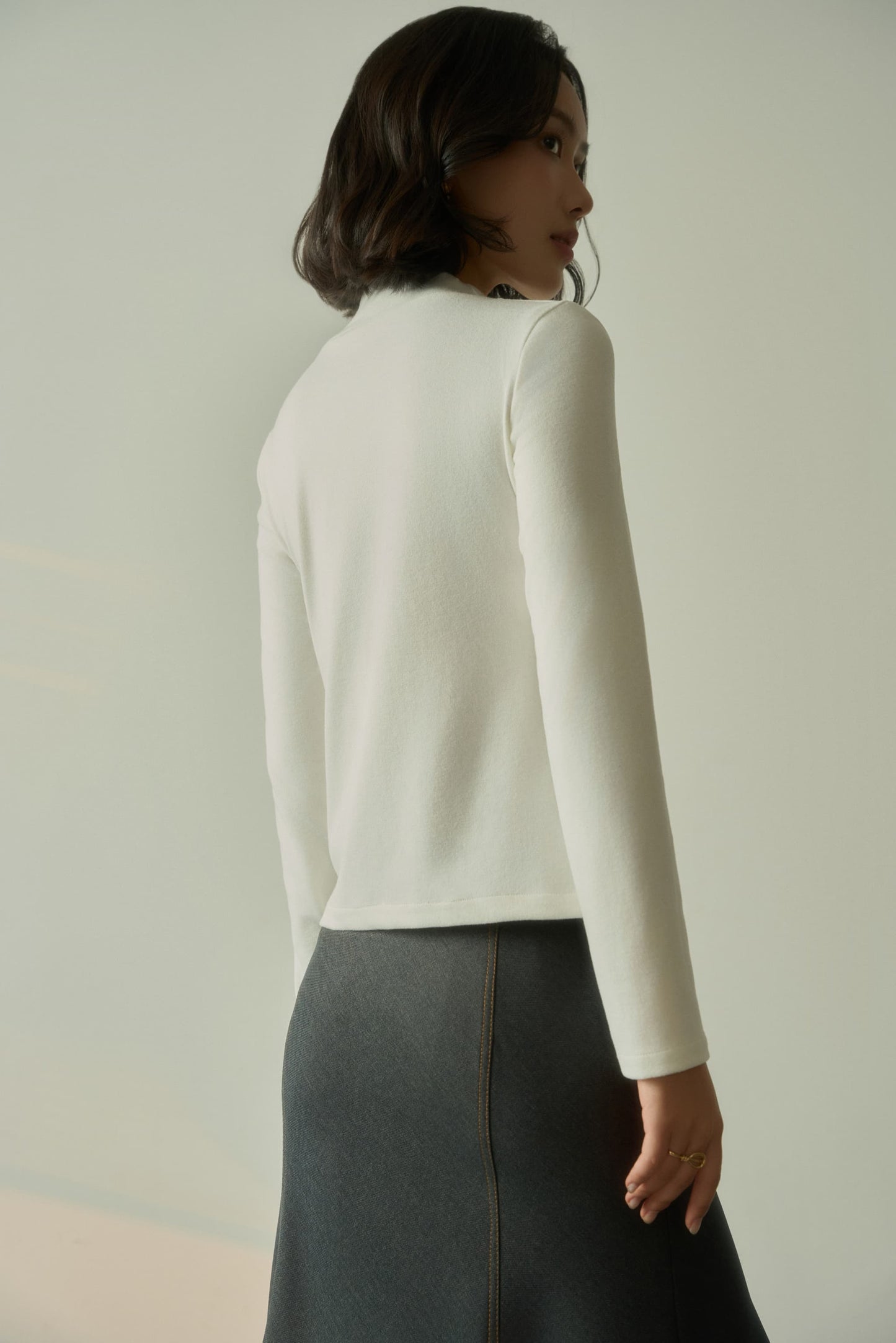 Áo White shirt lông thỏ trắng, cổ cao, tay hơi xòe