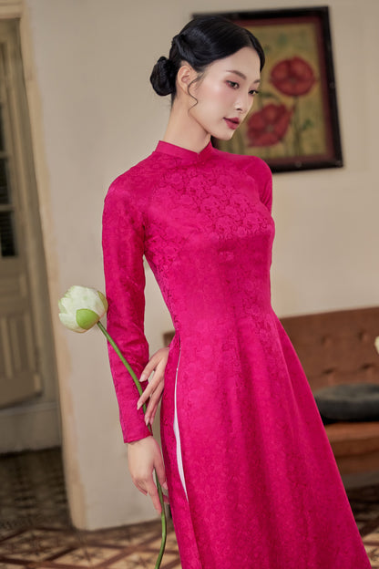 Red Ao Dai, close body 