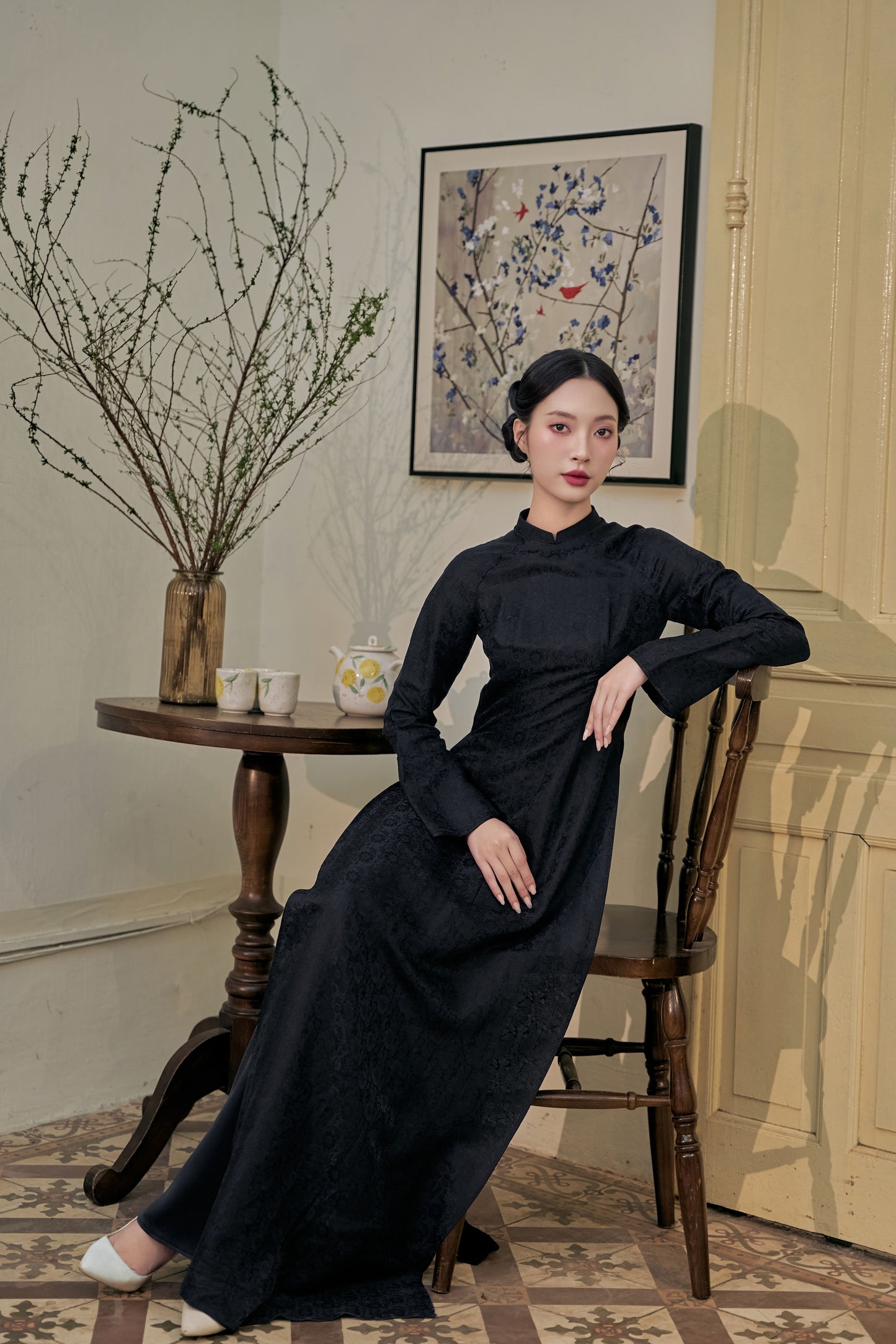 Black Ao Dai, sitting whole body 